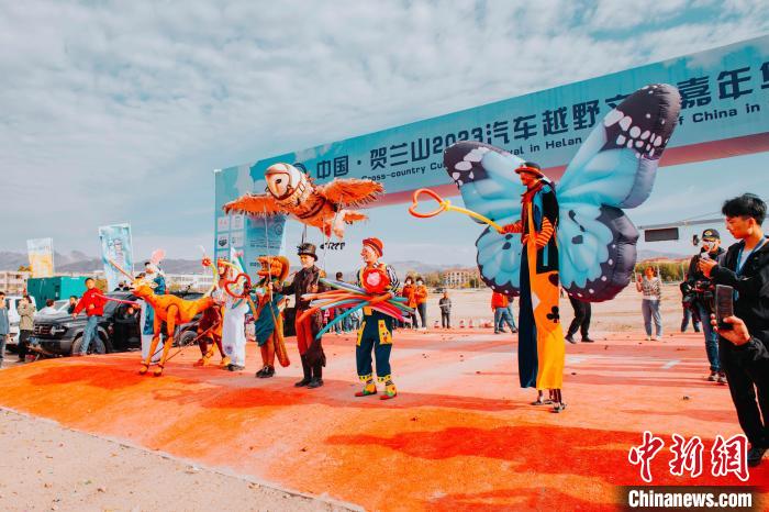 在贺兰山下，300余名赛车手开启狂沙竞逐，硬派