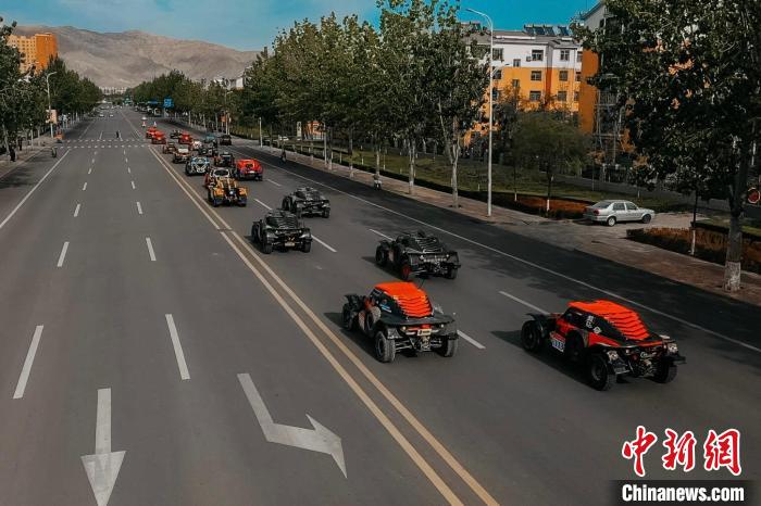 在贺兰山下,300余名赛车手开启狂沙竞逐,硬派