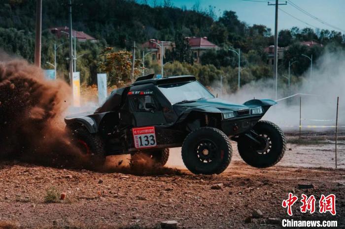 在贺兰山下,300余名赛车手开启狂沙竞逐,硬派