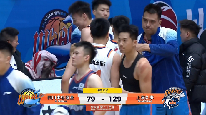 上海男篮大胜四川登顶积分榜