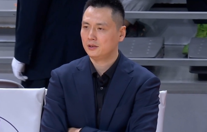 上海男篮大胜四川登顶积分榜