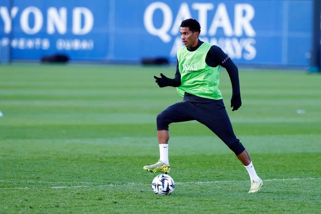 巴黎中场马尤卢右小腿伤退 将缺席两周训练