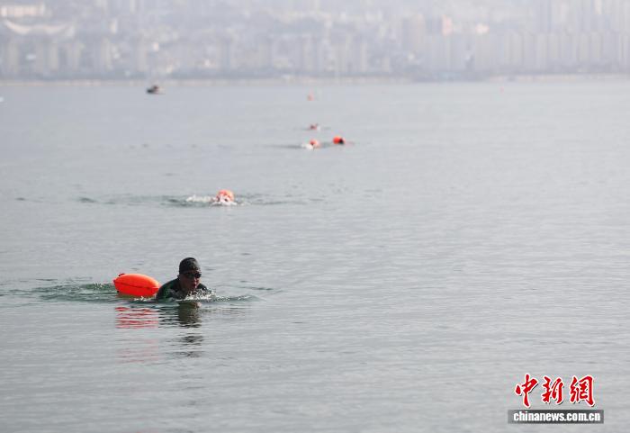 横渡金沙江挑战启幕 白鹤滩杯铁人三项赛点燃滇
