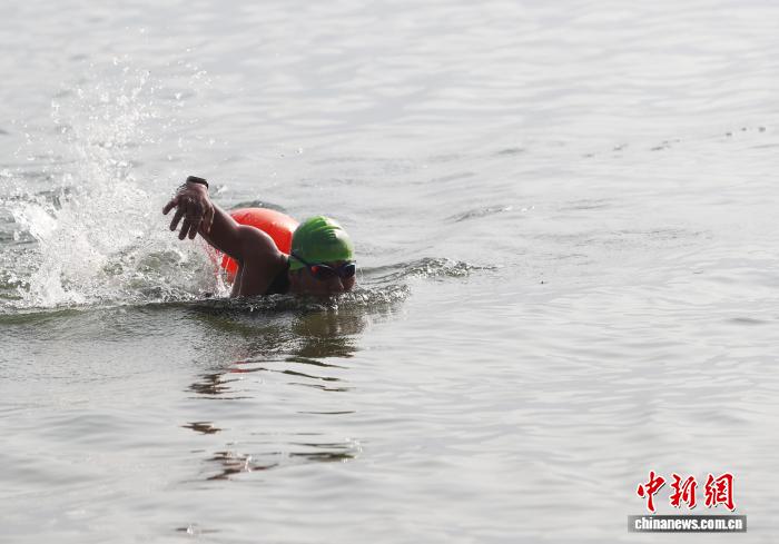 横渡金沙江挑战启幕 白鹤滩杯铁人三项赛点燃滇