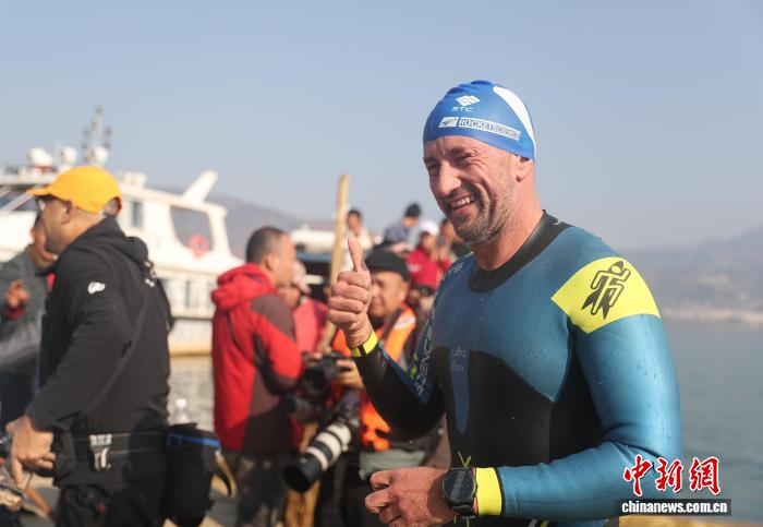 横渡金沙江挑战启幕 白鹤滩杯铁人三项赛点燃滇
