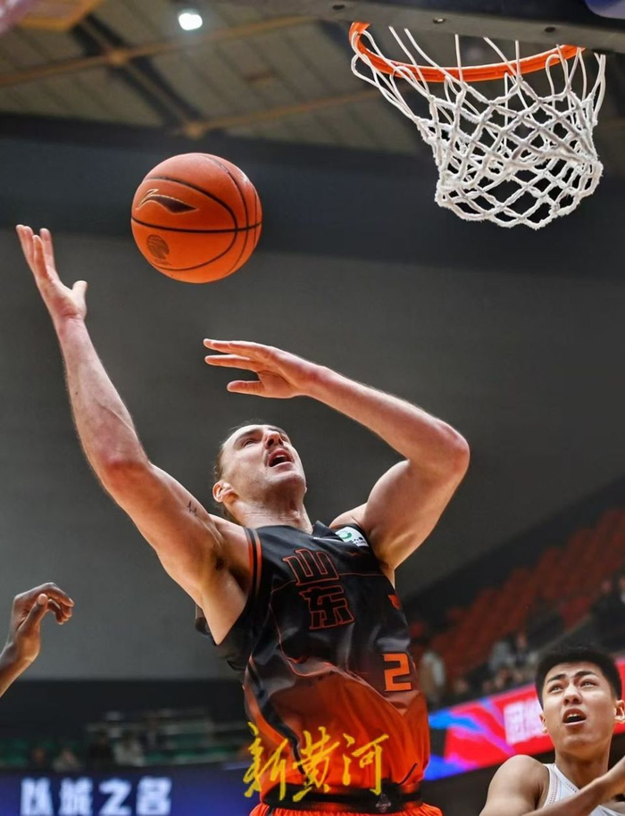 山东男篮半场落后福建3分 关键战役悬念犹存