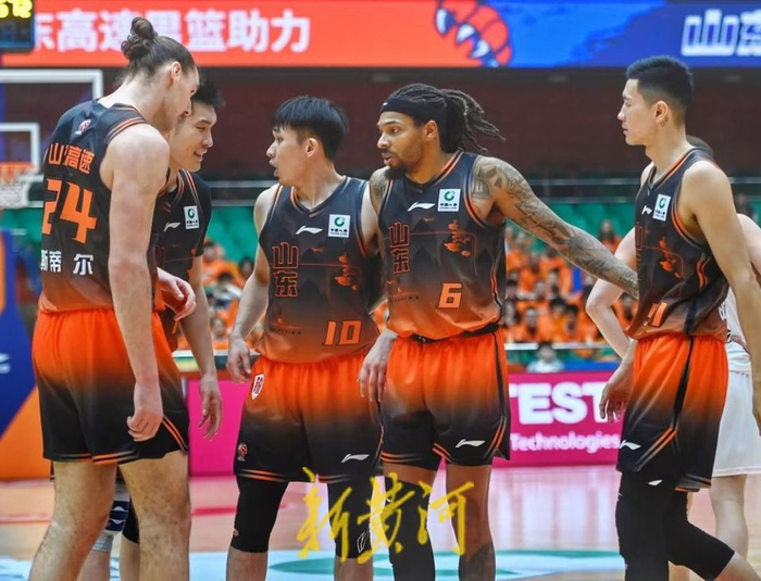 山东男篮半场落后福建3分 关键战役悬念犹存