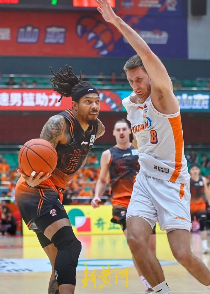 山东男篮半场落后福建3分 关键战役悬念犹存