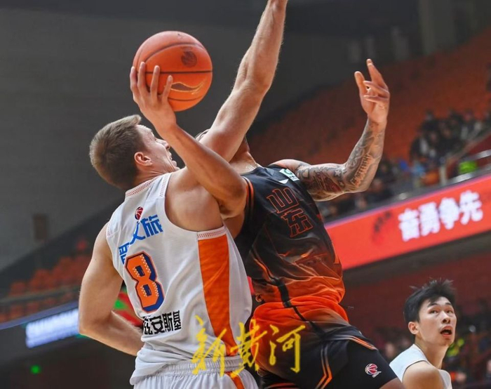 山东男篮半场落后福建3分 关键战役悬念犹存