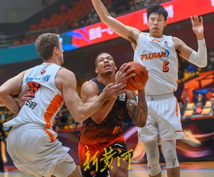 山东男篮半场落后福建3分 关键战役悬念犹存