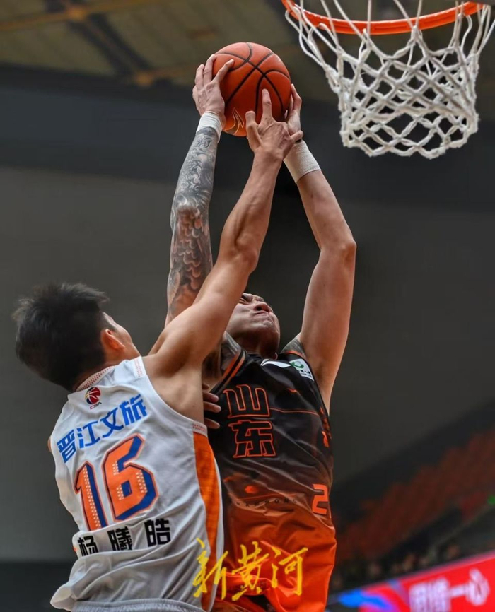 山东男篮半场落后福建3分 关键战役悬念犹存