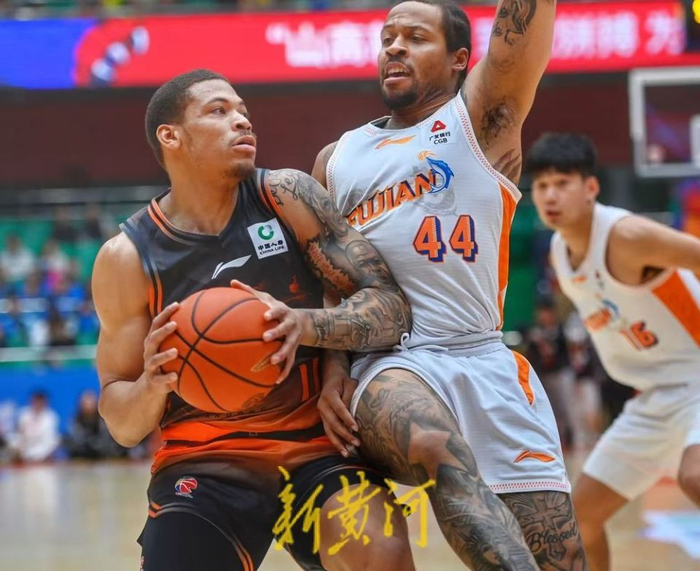 山东男篮半场落后福建3分 关键战役悬念犹存