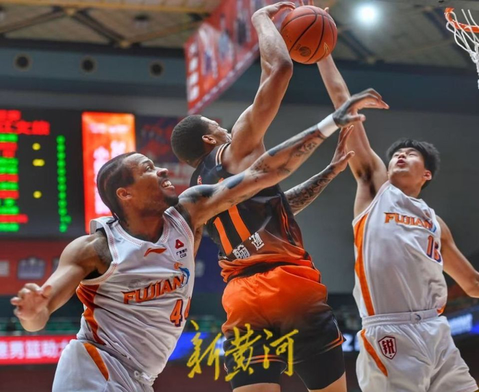 山东男篮半场落后福建3分 关键战役悬念犹存