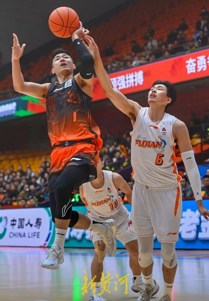 山东男篮半场落后福建3分 关键战役悬念犹存