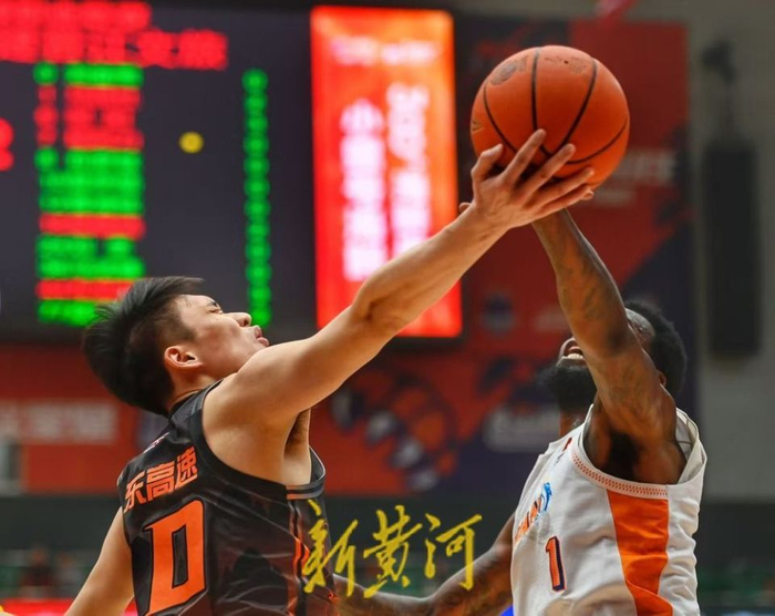 山东男篮半场落后福建3分 关键战役悬念犹存