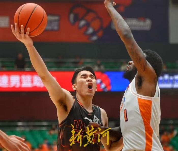 山东男篮半场落后福建3分 关键战役悬念犹存