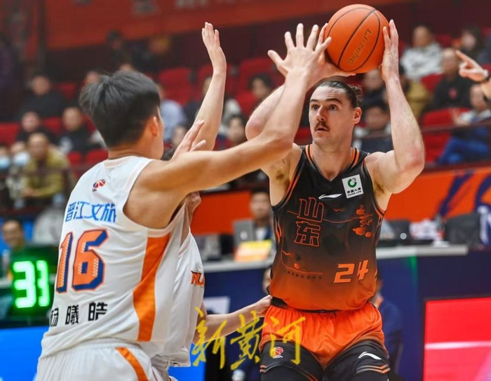 山东男篮半场落后福建3分 关键战役悬念犹存