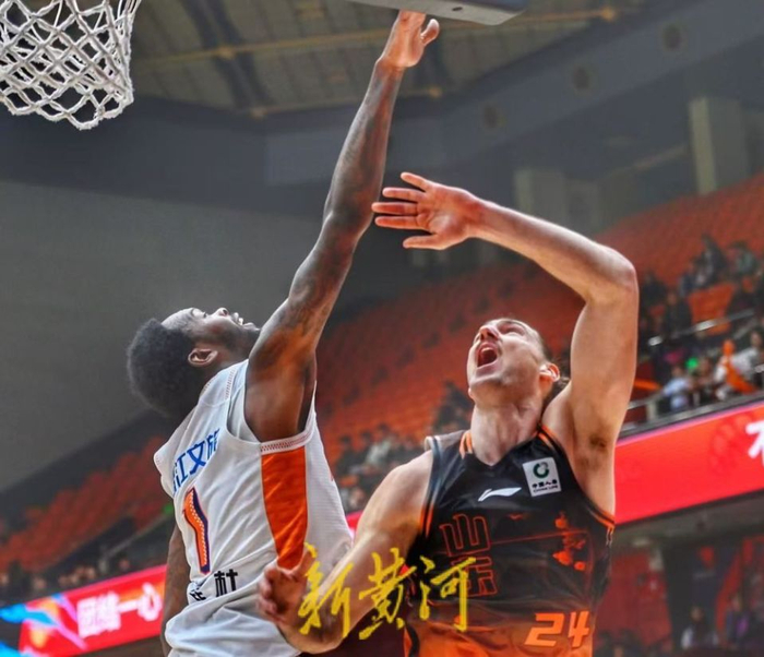 山东男篮半场落后福建3分 关键战役悬念犹存