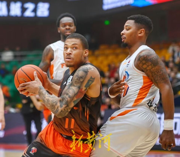 山东男篮半场落后福建3分 关键战役悬念犹存