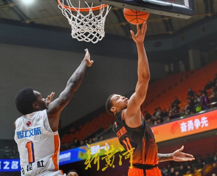 山东男篮半场落后福建3分 关键战役悬念犹存
