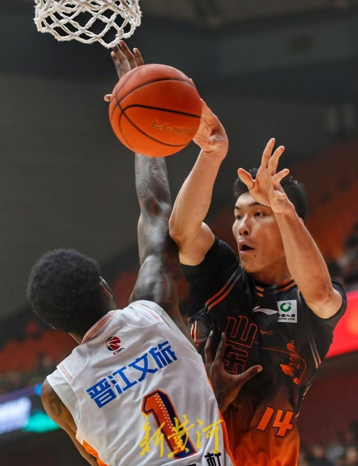 山东男篮半场落后福建3分 关键战役悬念犹存