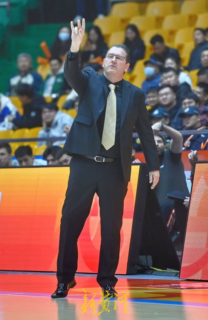 山东男篮半场落后福建3分 关键战役悬念犹存