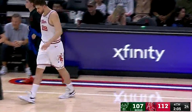 申京回归逆转战局 火箭力克雄鹿锁定胜局