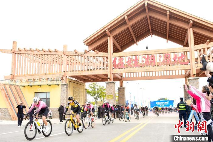 约三百名骑手在黄河畔角逐，跟着赛事骑行游览