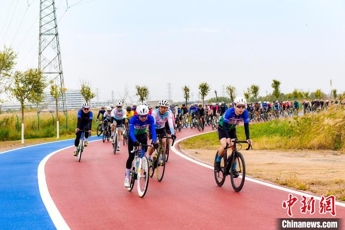 约三百名骑手在黄河畔角逐，跟着赛事骑行游览