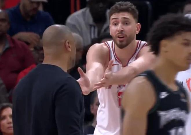 火箭防守漏洞频现 防外线成关键败因